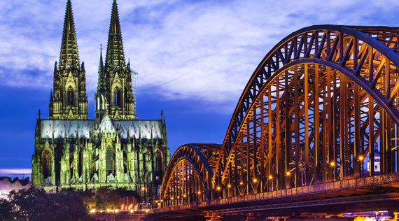 Hohenzollern Brücke und Kölner Dom bei Nacht mit Ihrer bezaubernden Beleuchtung